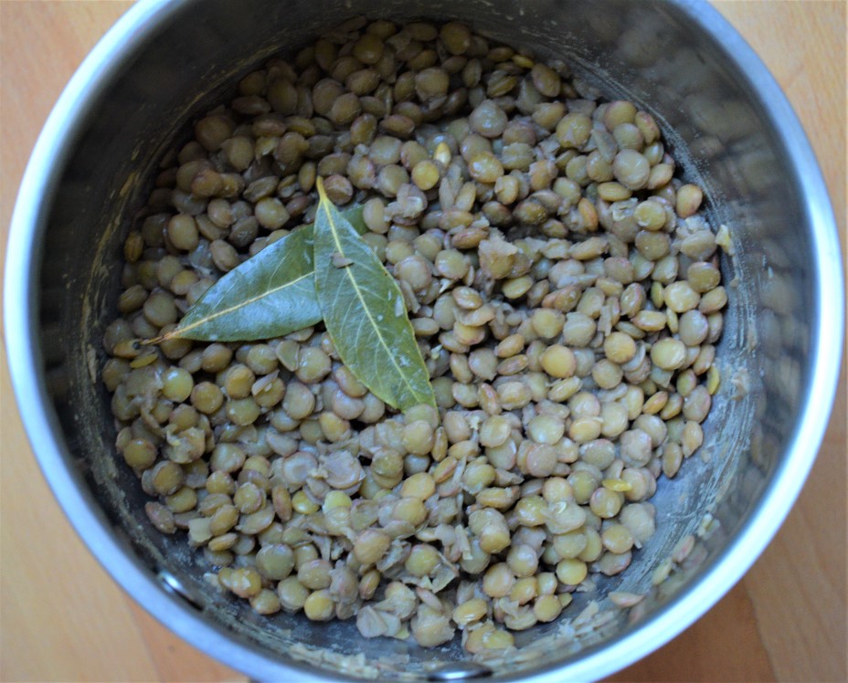 Green lentils boiled with bay leaves
