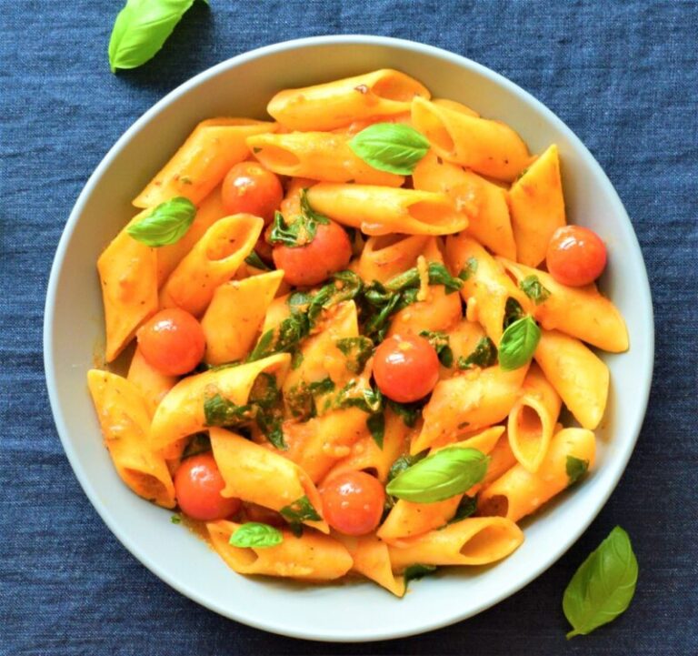 Vegan pasta with spinach and cherry tomatoes