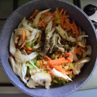 Cook pearl oyster mushroom with carrots and apio