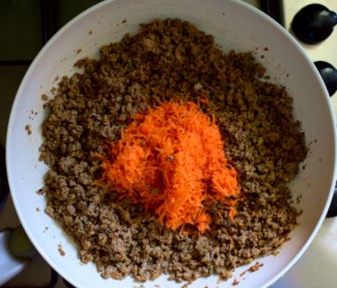 Cook minced tofu filling with grated carrot